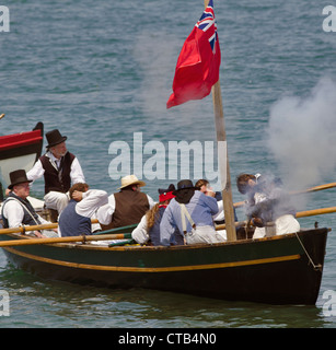 Marin britannique re reconstituteurs leur feu Cannon à l'appui de la plage d'agression. Banque D'Images