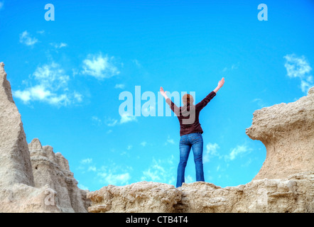 Femme avec les mains posées contre le ciel bleu Banque D'Images