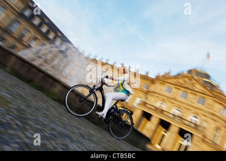 Femme VTT, vélo, vélo électrique, Place du Château, le nouveau château, Stuttgart, Bade-Wurtemberg, Allemagne Banque D'Images