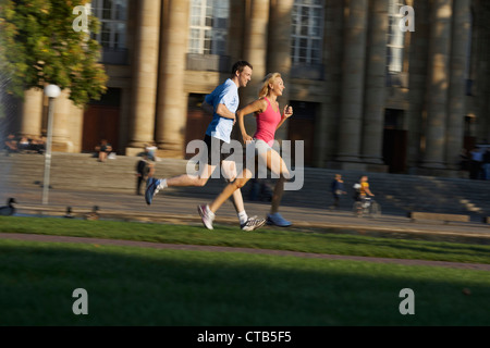 Jeune couple jogging, Château supérieur Gardena, Staatstheater, State Theatre, Stuttgart, Baden Wurtemberg, Allemagne Banque D'Images