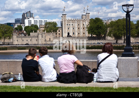 Vu de derrière la famille assis en tenant dans les attractions touristiques de Londres Banque D'Images