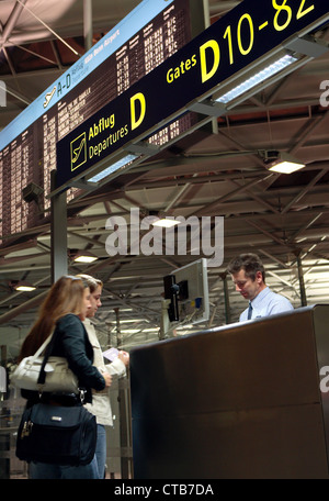 L'aéroport de Cologne Bonn, de contrôle d'embarquement Banque D'Images