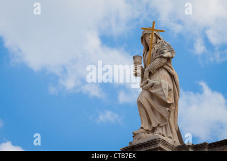 La figure religieuse sur le dessus de l'église Saint-Blaise Banque D'Images