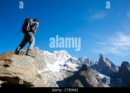 Jeune homme à trekker au Mont Blanc ; face sud du Mont Blanc, côté italien, Courmayeur, Italie. Banque D'Images