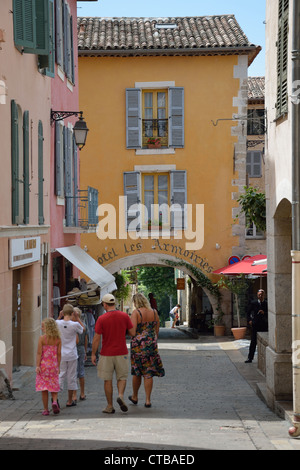 Scène de rue, Valbonne, Alpes-Maritimes, Provence-Alpes-Côte d'Azur, France Banque D'Images