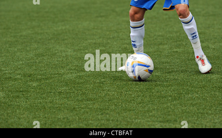 Football mitre qui se fait frapper par un joueur sur une pelouse synthétique 3G hauteur à Maidstone United sol Banque D'Images