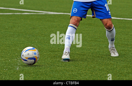 Football mitre qui se fait frapper par un joueur sur une pelouse synthétique 3G hauteur à Maidstone United sol Banque D'Images