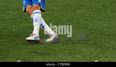 Football mitre qui se fait frapper par un joueur sur une pelouse synthétique 3G hauteur à Maidstone United sol Banque D'Images