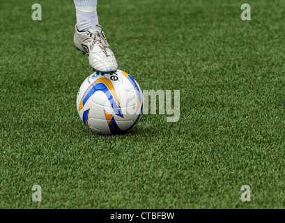 Football mitre qui se fait frapper par un joueur sur une pelouse synthétique 3G hauteur à Maidstone United sol Banque D'Images