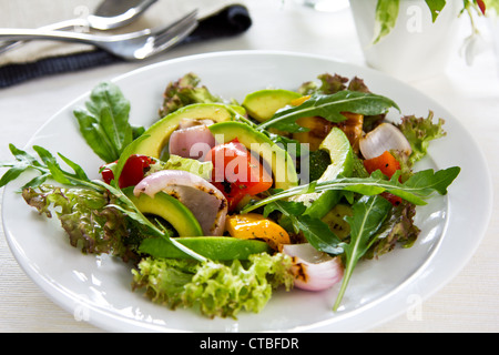 Salade de légumes grillés et d'avocat Banque D'Images