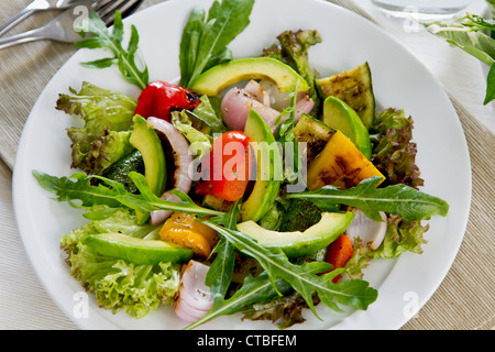 Salade de légumes grillés et d'avocat Banque D'Images