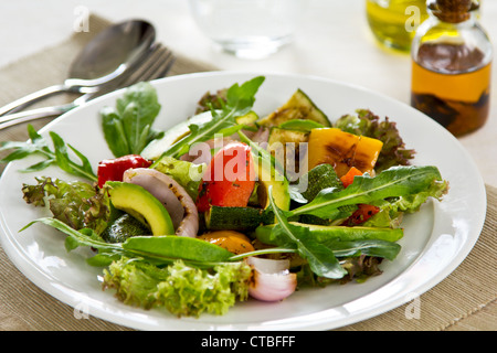 Salade de légumes grillés et d'avocat Banque D'Images