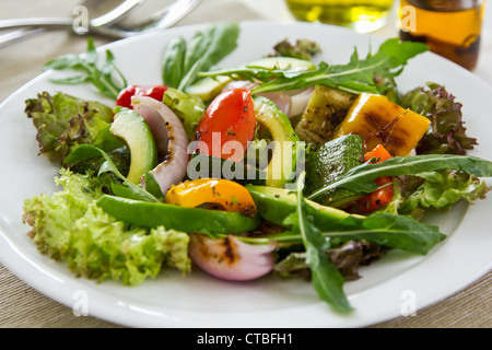 Salade de légumes grillés et d'avocat Banque D'Images