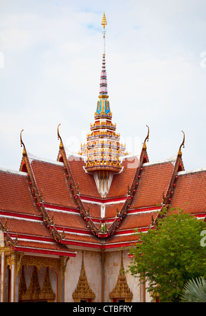 Détail de la façade d'un vieux temple bouddhiste. La Thaïlande, Wat Chalong. Banque D'Images