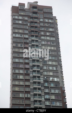 C'est une photo d'une tour à Hong Kong Vue de dessous. C'est en perspective et un très haut bâtiment. Nous voyons trop Échafaudages Banque D'Images