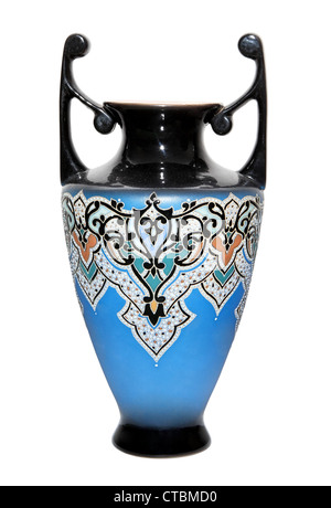 Ancien vase en céramique dans le style oriental, sur le fond blanc Banque D'Images