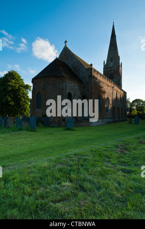 La façade nord de l'église All Saints sur une soirée d'été à Brixworth, Northamptonshire, Angleterre Banque D'Images