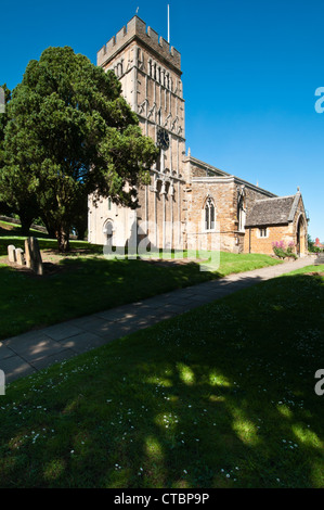 La tour de l'église All Saints avec sa décoration originale Saxon dans le village de Earls Barton, Northamptonshire, Angleterre Banque D'Images