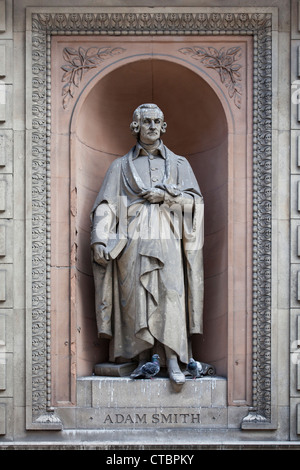 Une statue d'Adam Smith à l'extérieur de l'Académie Royale des Arts du Canada, Burlington Gardens, London, UK Banque D'Images