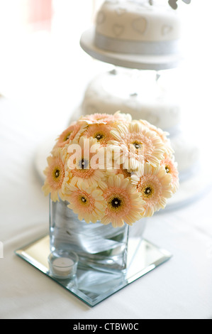 Mariage bouquet de gerbera avec gâteau Banque D'Images