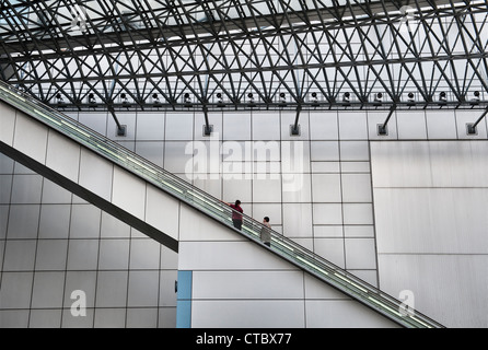 Escalier roulant à la gare de Kyoto, Japon. Un immense bâtiment futuriste conçu par Hiroshi Hara, il a ouvert ses portes en 1997 Banque D'Images