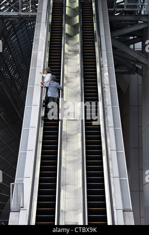 Escaliers mécaniques à la gare de Kyoto, Japon. Un immense bâtiment futuriste conçu par Hiroshi Hara, il a ouvert ses portes en 1997 Banque D'Images