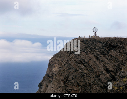 Nordkapp, Norvège, donnant sur le globe en acier Banque D'Images