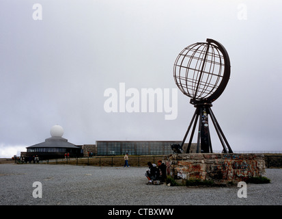 Nordkapp, Norvège, donnant sur le globe en acier Banque D'Images