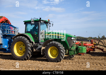 Tracteur John Deere 7930 & Stewart GX20-24Z trailer durant la récolte de pommes de terre à Norfolk le long d'une journée lumineuse. Banque D'Images