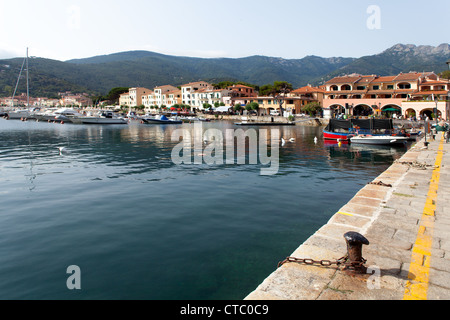 Le paisible port de plaisance de Marciana, au crépuscule, l'île d'Elbe, en Italie. Banque D'Images