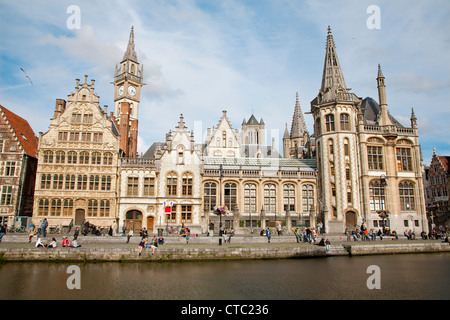 Gand - le 23 juin : vieilles maisons typiques et façade ouest du palais post avec le canal dans la lumière du soir de Graselei street Banque D'Images