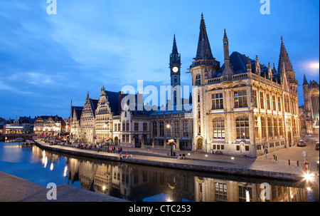 Gent - façade ouest du palais Post avec le canal en soirée et Korenlei street le 24 juin 2012 à Gand, Belgique. Banque D'Images