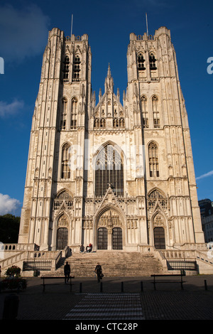 Bruxelles - Saint Michel et Sainte Gudule cathédrale gothique - façade ouest dans la lumière du soir. Banque D'Images