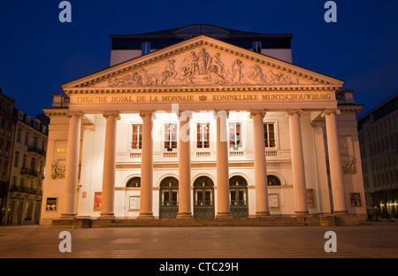 Bruxelles - Théâtre Royal de la Monnaie en soirée. Banque D'Images