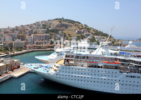 Les bateaux de croisière amarrés à Kusadasi, Louis Olympia et Thomson majesté, Turquie Banque D'Images