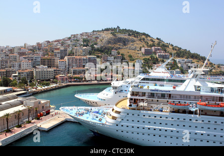 Les bateaux de croisière amarrés à Kusadasi, Turquie Banque D'Images