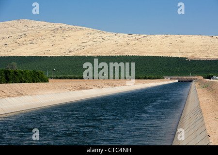 Le Friant-Kern, canal qui transporte l'eau d'irrigation de la vallée de San Joaquin Banque D'Images