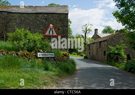 La route rétrécit le panneau Starbotton village en été Upper Wharfedale North Yorkshire Dales National Park Angleterre Royaume-Uni Grande-Bretagne Banque D'Images