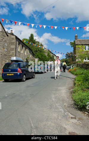 Personnes à cheval ponies dans le village d'Appletreewick en été Wharfedale Yorkshire Dales National Park North Yorkshire Angleterre Royaume-Uni Grande-Bretagne Banque D'Images