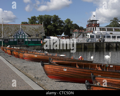 Bateaux à ramer sur le rivage en été Bowness sur Windermere Lake District National Park Cumbria Angleterre Royaume-Uni Grande-Bretagne Banque D'Images