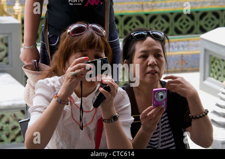 Deux touristes Oriental désireux d'obtenir une photo au Grand Palace, Bangkok, Thaïlande Banque D'Images