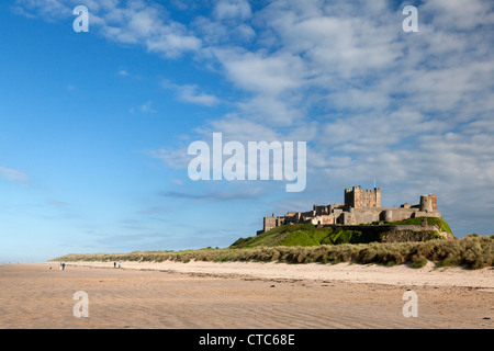 Château de Bamburgh vu de la plage, de Northumberland Banque D'Images