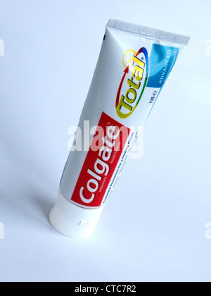 Tube de dentifrice Colgate fluor isolé sur fond blanc Banque D'Images