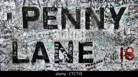 Rempli de graffiti street sign de Penny Lane à Liverpool, en Angleterre. Cette route a été une inspiration pour la chanson de Lennon/McCartney. Banque D'Images