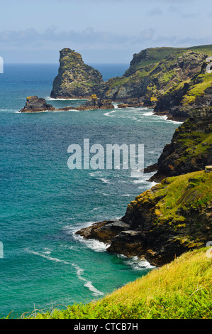 Selle les rochers et l'île Long La côte nord des Cornouailles, Angleterre Royaume-uni montrant Trambley Cove Trewerthet Gut et Darvis's Point Banque D'Images