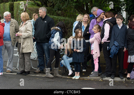 Les personnes en attente de relais olympique, A6,Oadby, Leicester Banque D'Images