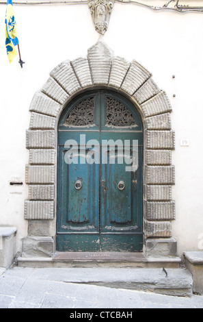 De lourdes portes en bois peint en vert avec l'épluchage et la peinture s'est évanouie à Cortona Italie Banque D'Images