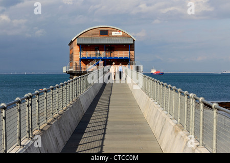 4081. La vie de la RNLI Boat Station et Pier, Bembridge, île de Wight, Royaume-Uni Banque D'Images