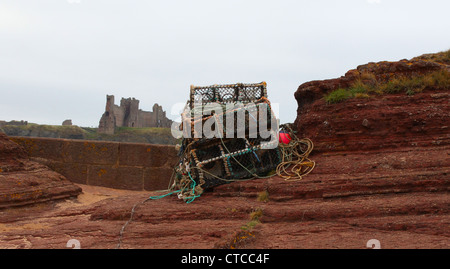 Photo de quelques casiers à homards avec le Château de Tantallon en arrière-plan. Banque D'Images