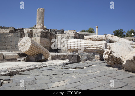 Colonnes renversé par un violent séisme le 18 janvier, 749 EC dans l'ancienne ville romaine de Beit She'an (Scythopolis), Israël. Banque D'Images